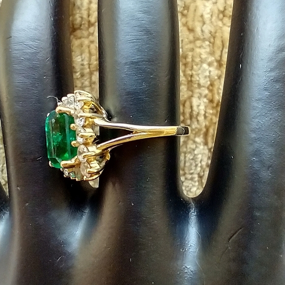 Gold Ring 14k Solid Gold/14 CZ stones surrounding Emerald Lab Created Ctr Stone - Picture 6 of 16
